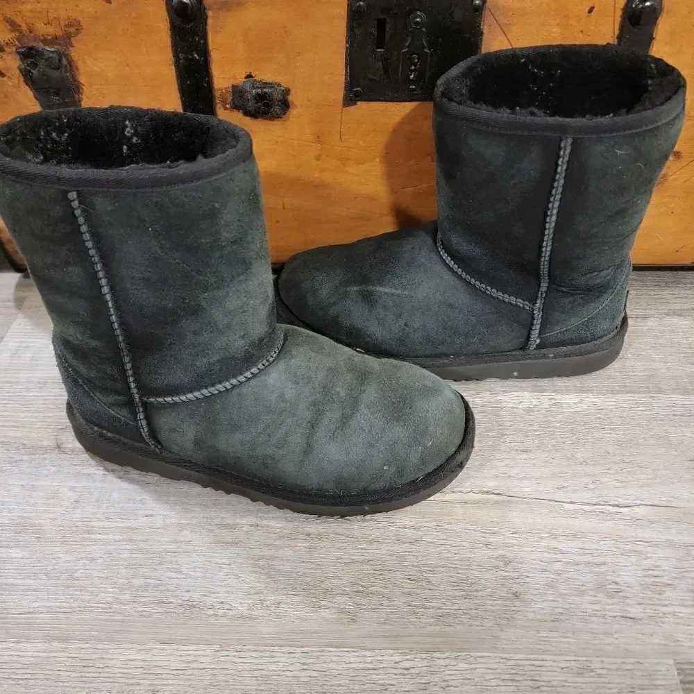 UGG Kids Classic II Boots black size 5 (Youth)